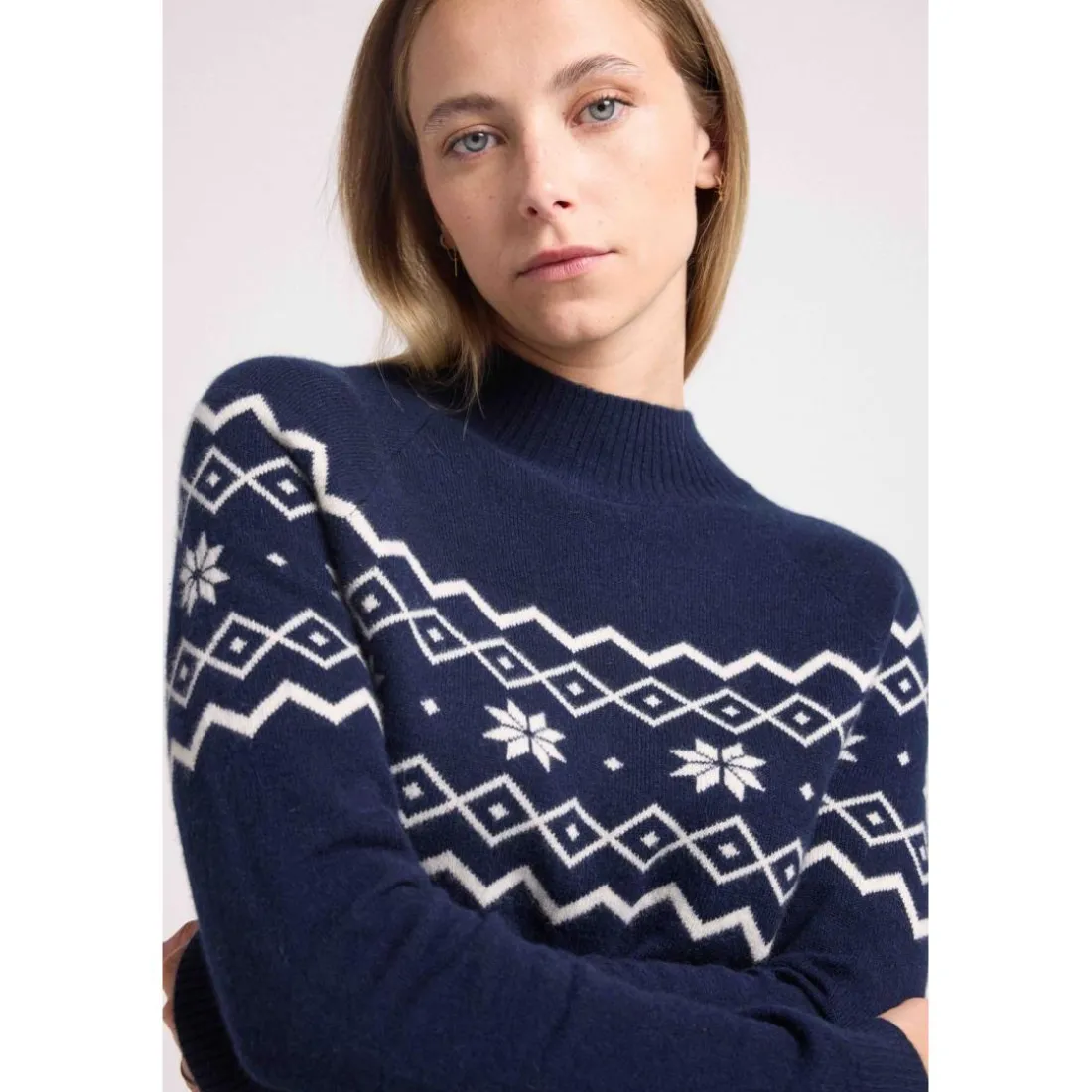 Pull montagne col montant CLARA en cachemire bleu marine et blanc