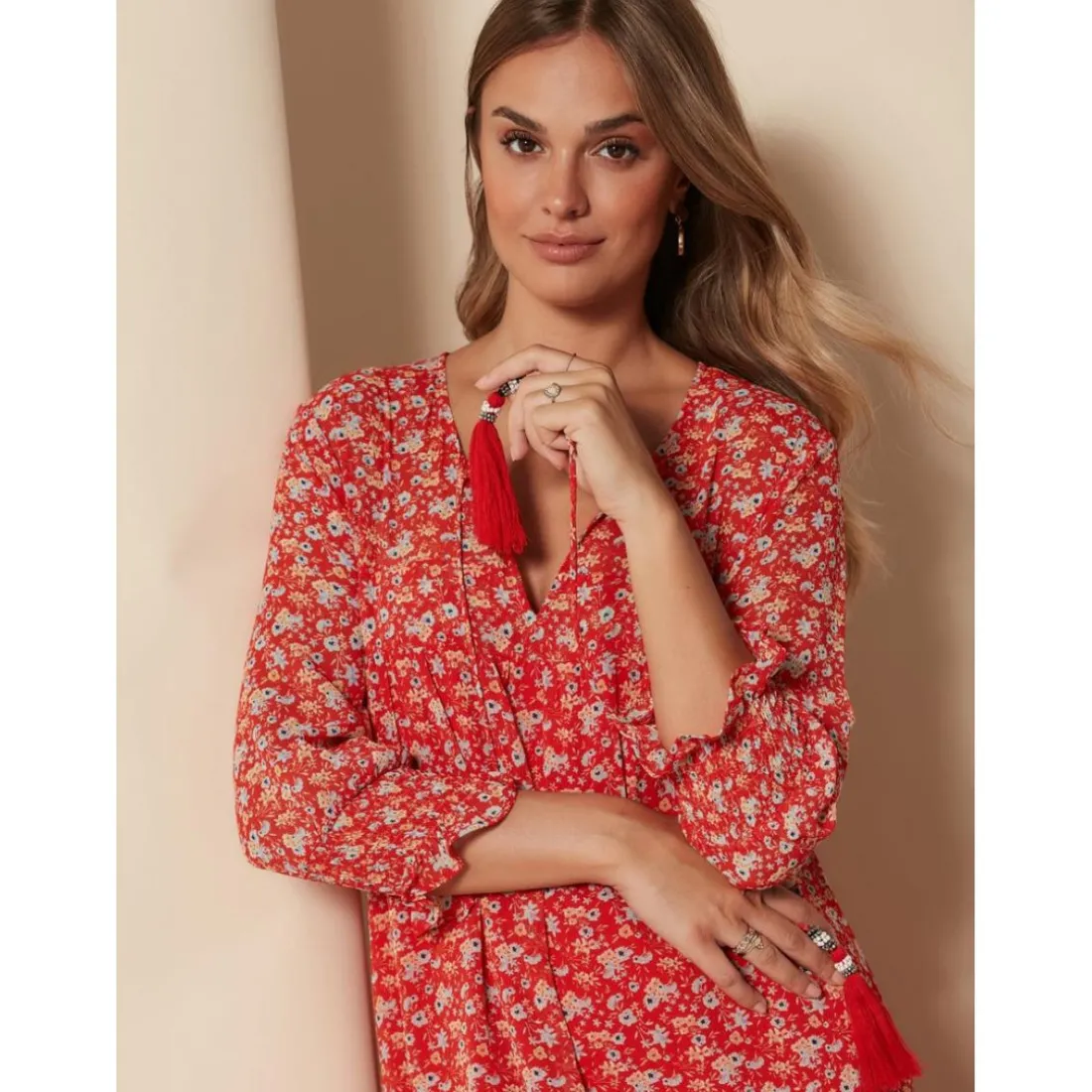 Robe à fleurs avec panneaux à volants rouge brique