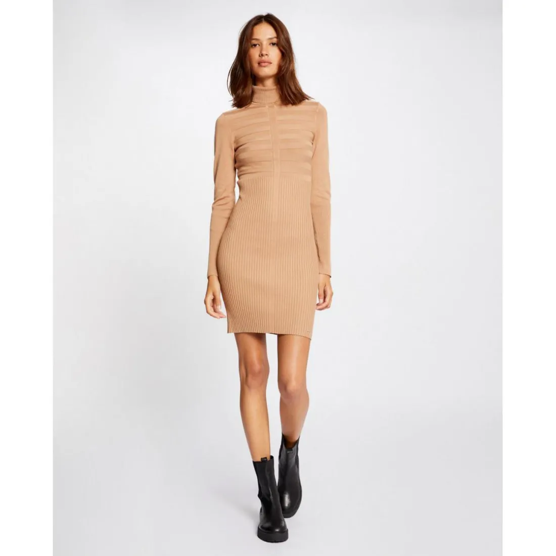 Robe ajustée col roulé maille fine beige en viscose