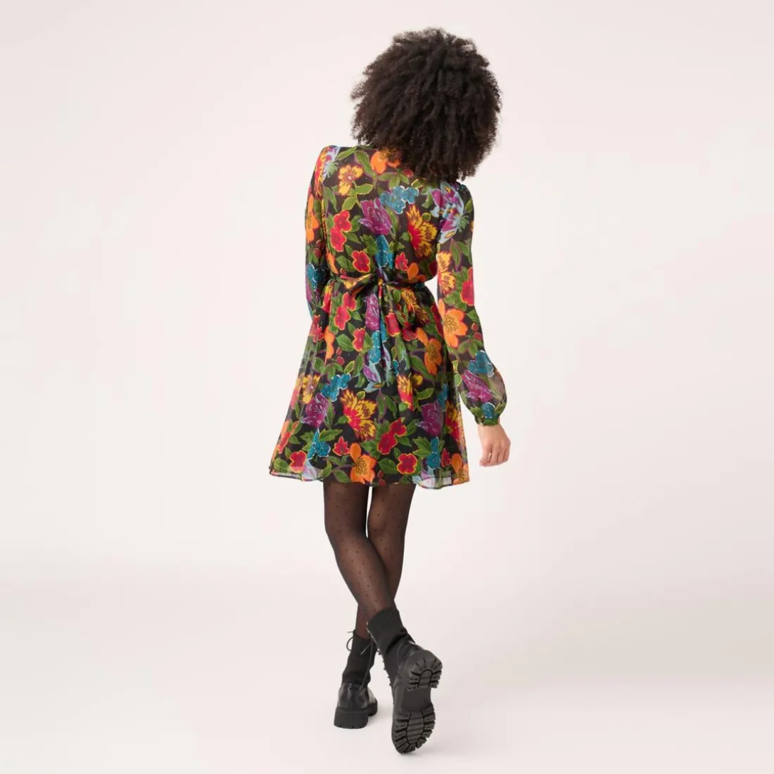 Robe courte imprimée avec col V et manches longues noir
