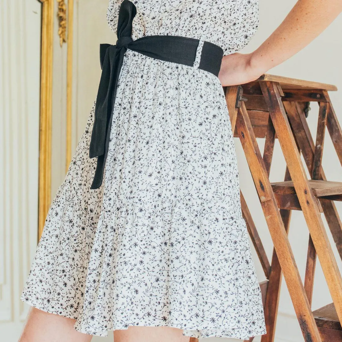 Robe courte épaule dénudée imprimée fleurs Daphnée en viscose