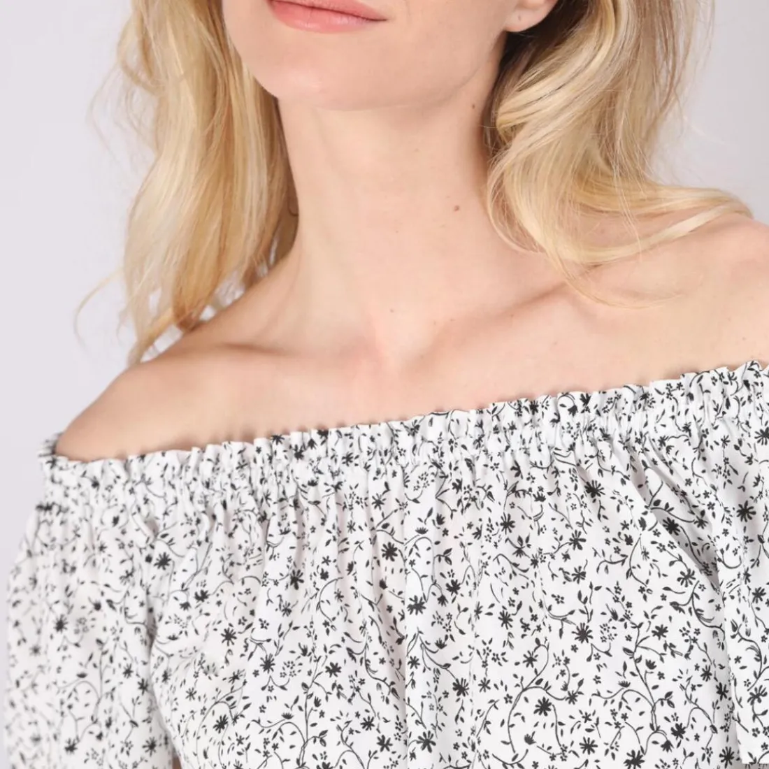 Robe courte épaule dénudée imprimée fleurs Daphnée en viscose