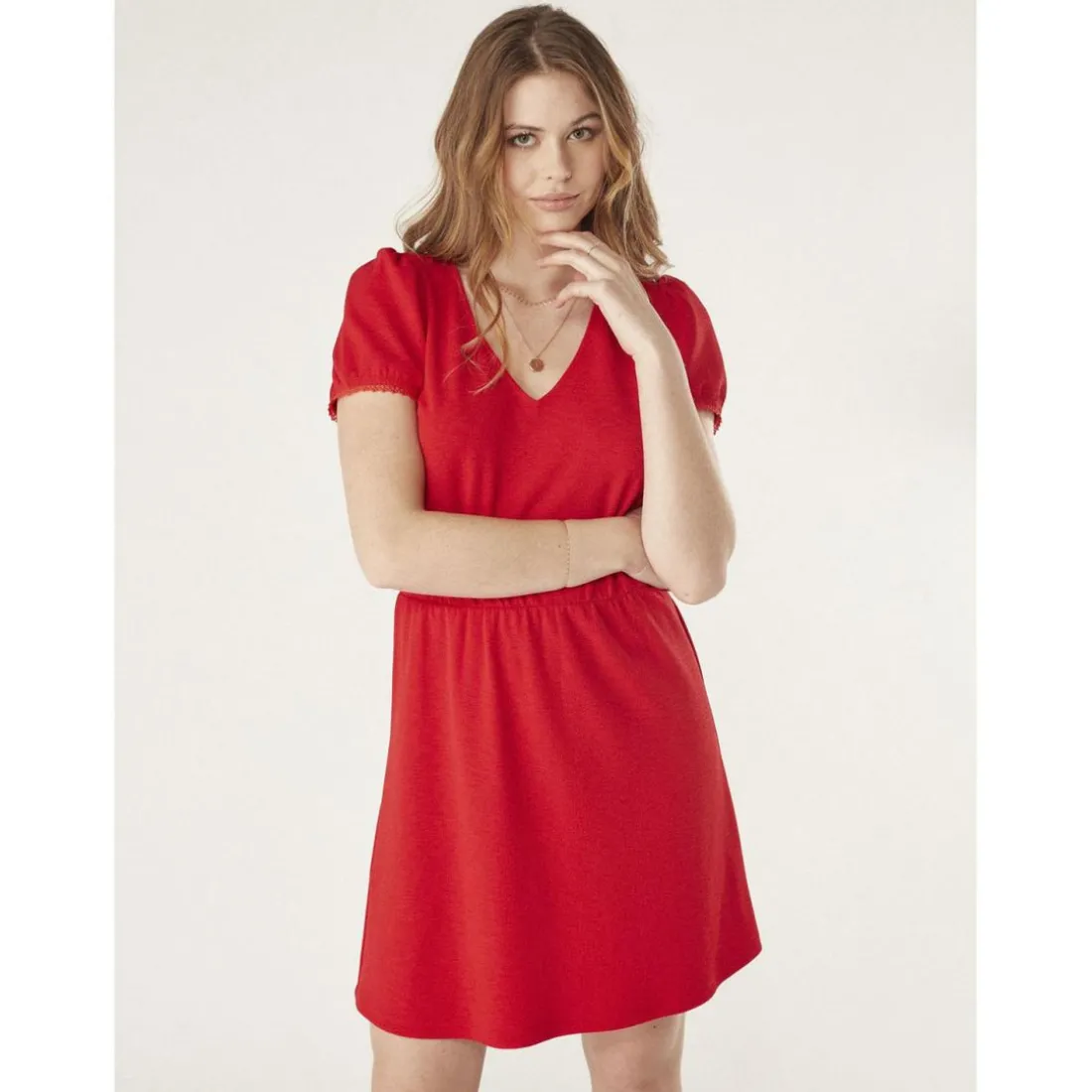 Robe courte unie détails manches rouge