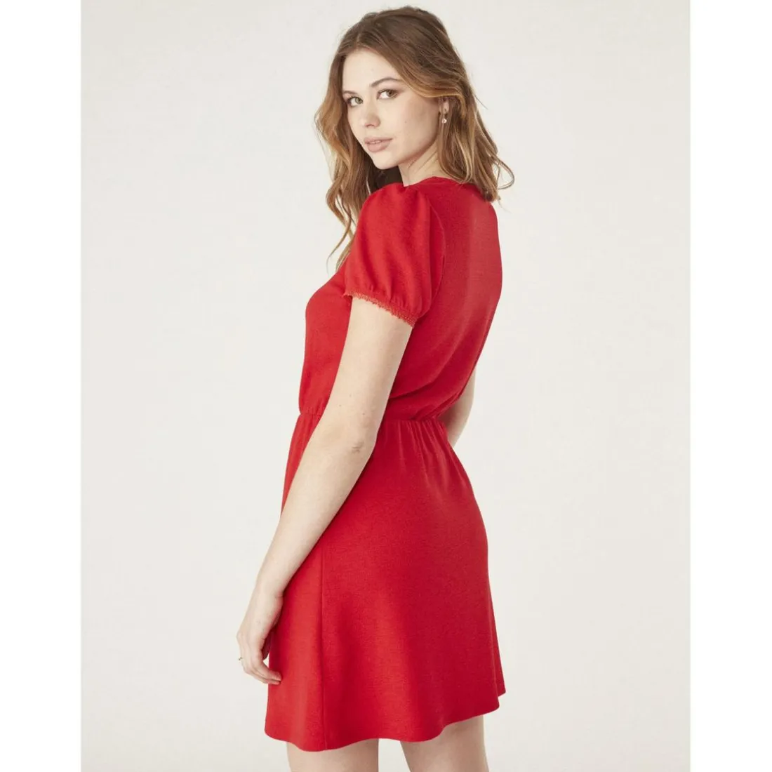 Robe courte unie détails manches rouge