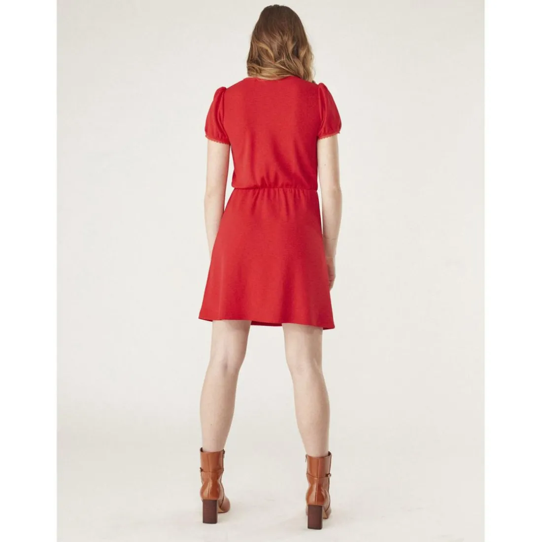 Robe courte unie détails manches rouge