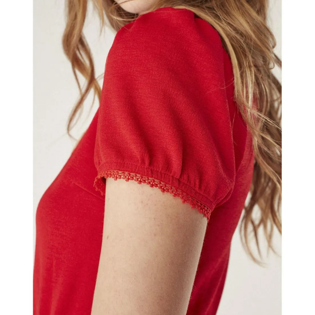 Robe courte unie détails manches rouge
