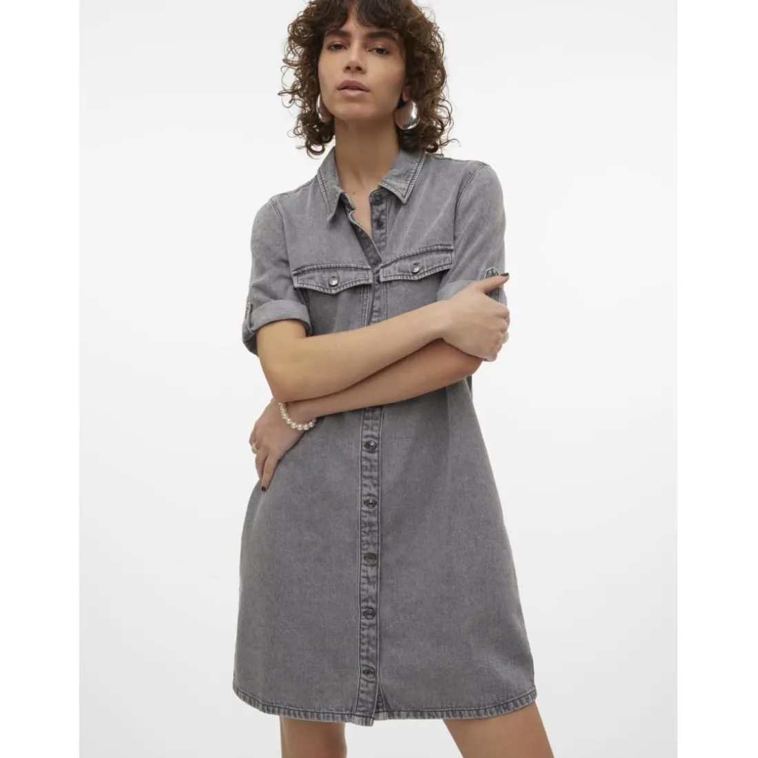 Robe en denim fermeture par bouton court col chemise manches avec revers manches courtes gris Bella