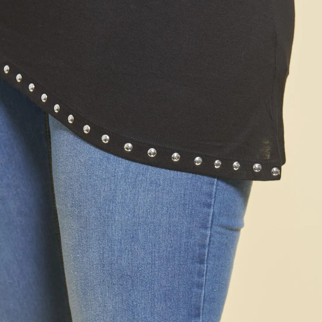 Tee-shirt asymértrique en pointe manches longues et punaises grandes tailles femme - Noir
