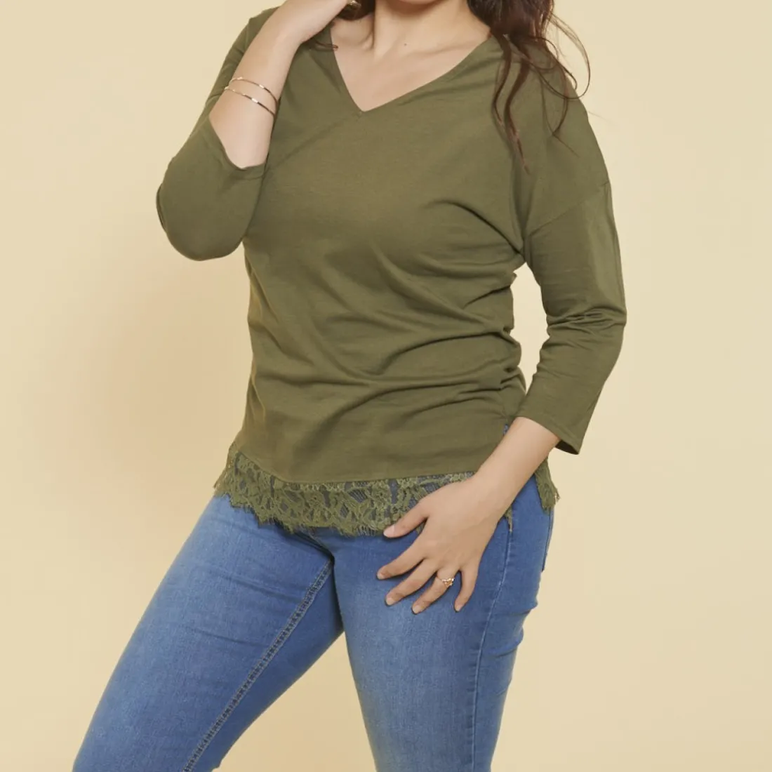Tee-shirt col V manches 3/4 dentelle sur épaules et base femme - Kaki en coton