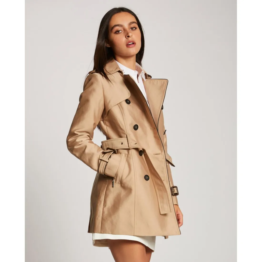 Trench droit boutonné et ceinturé