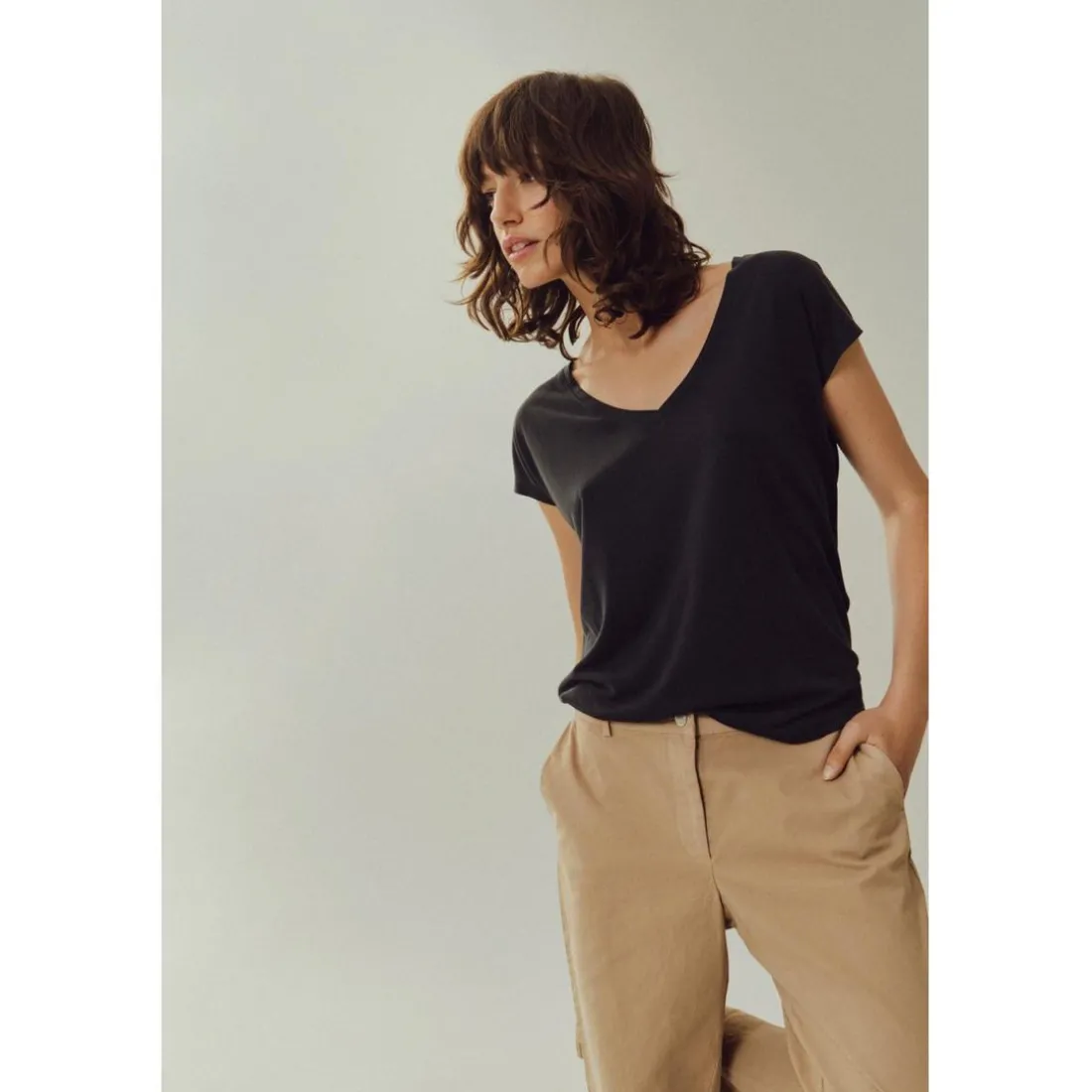 T-shirt col en v manches courtes noir Trix