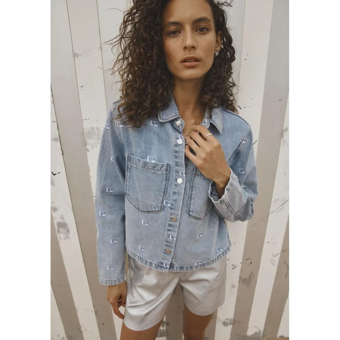 Veste en jeans à broderies monogramme APOLO Emma